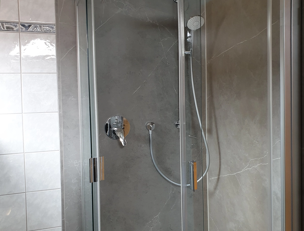Dusche mit Großfliesen Dusche mit Großfliesen